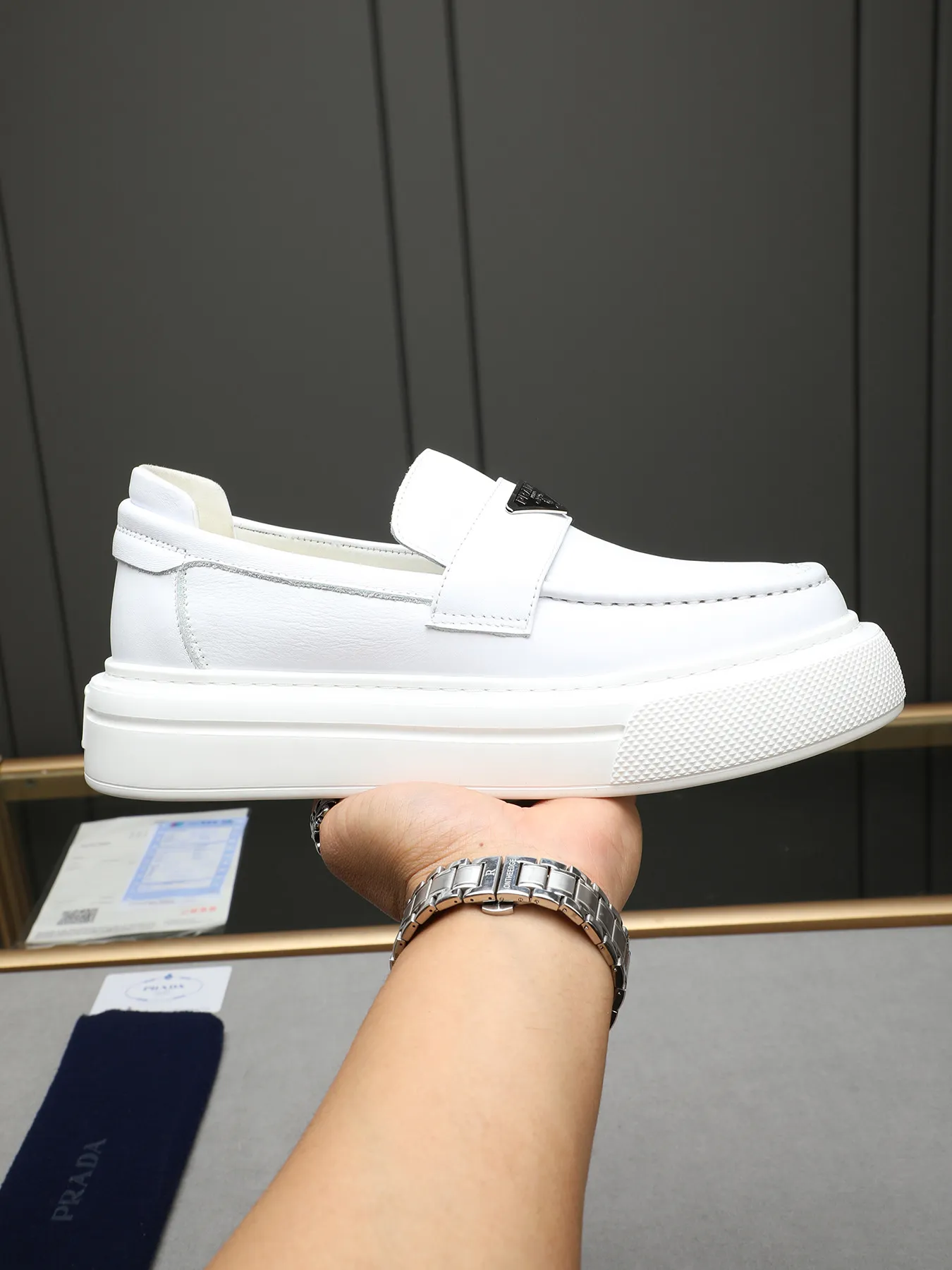 Men's Men's Shoes 💰500 Prada/Prada Men's new casual shoes, this upper is made of imported calfskin + sheep lining! The outsole is made of non-slip foam outsole, which feels good on your feet and is a fashionable and stylish item!  Size: 38-44 (45 customized)